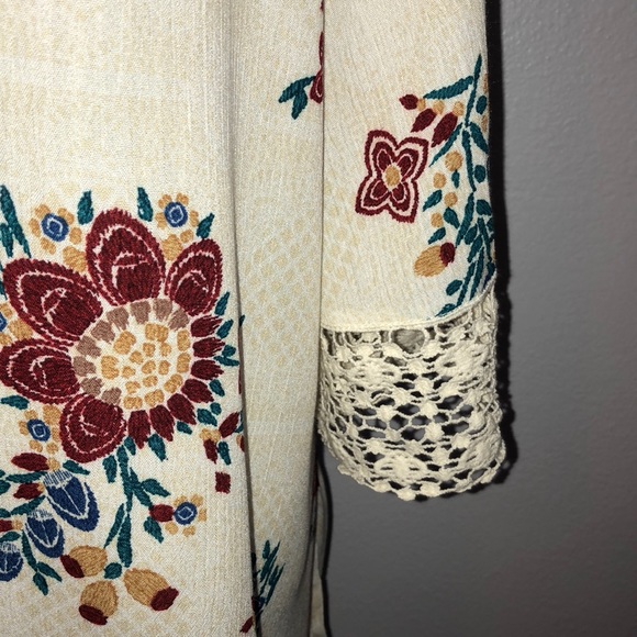 🆕 Floral Lace Kimono 🌟HOST PICK🌟 - Picture 5 of 6